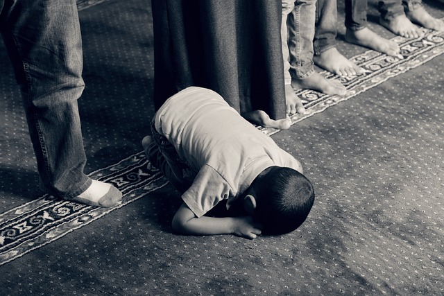 muslim praying kid